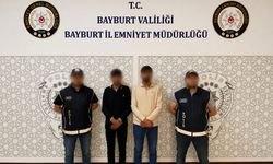 Bayburt'ta sahte belgeyle yakalanan 2 düzensiz göçmen sınır dışı edilecek