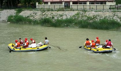 Rafting botuyla Çoruh temizliği