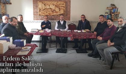 Dr. Erdem Saka, okurları ile buluştu, kitaplarını imzaladı