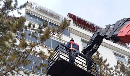 Bayburt Belediyesi buz sarkıtlarını temizledi