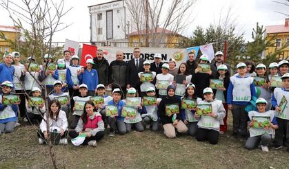 Bayburt’ta Minik Eller Fidanları Toprakla Buluşturdu