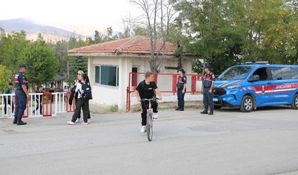 Bayburt’ta okul çevreleri ve servis araçları denetlendi