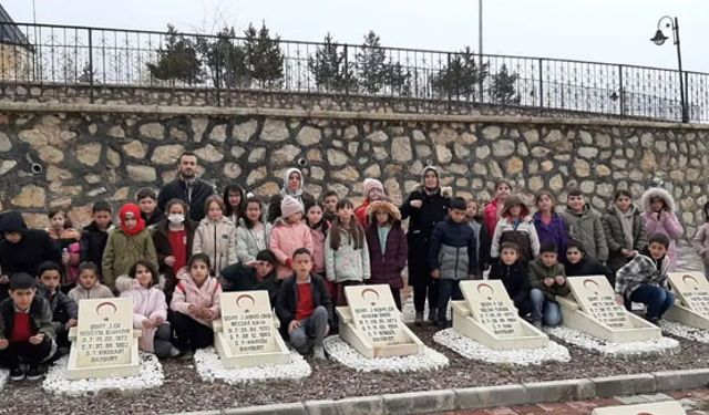 Bayburt'ta öğrenciler şehitlik anıtına karanfiller bıraktılar
