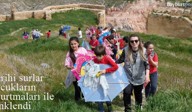 Bayburt Kalesi'nin surları çocukların uçurtmalarıyla renklendi