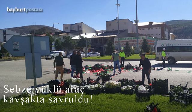 Bayburt'ta kavşakta savrulan aracın tüm yükü yola döküldü!