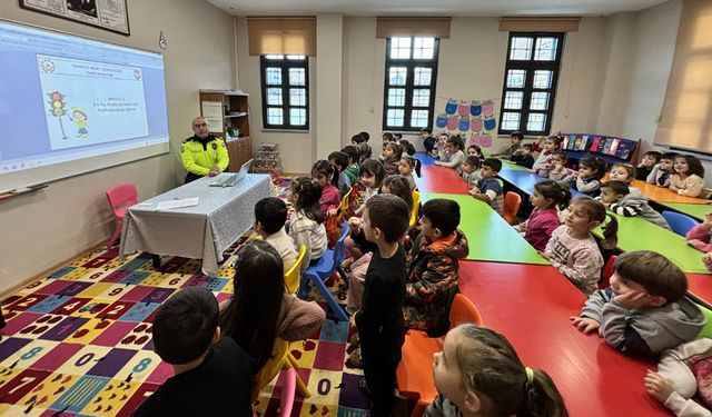 Bayburt'ta ana sınıfı öğrencilerine trafik eğitimi