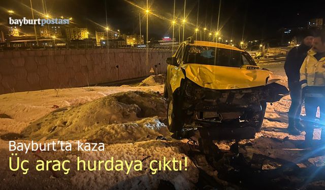 Bayburt'ta kontrolden çıkan araç, üç aracı hurdaya çıkardı!