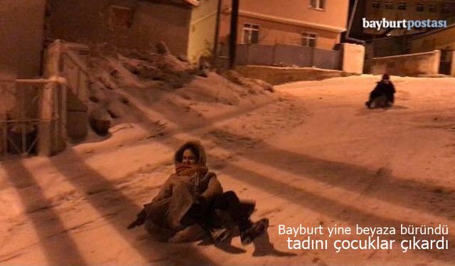 Bayburt yine beyaza büründü, tadını çocuklar çıkardı