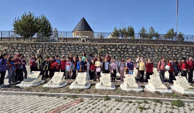 Öğrenciler Bayburt Şehitliği'ni ziyaret etti