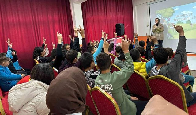 Bayburt’ta öğrencilere güvenli internet kullanımı anlatıldı