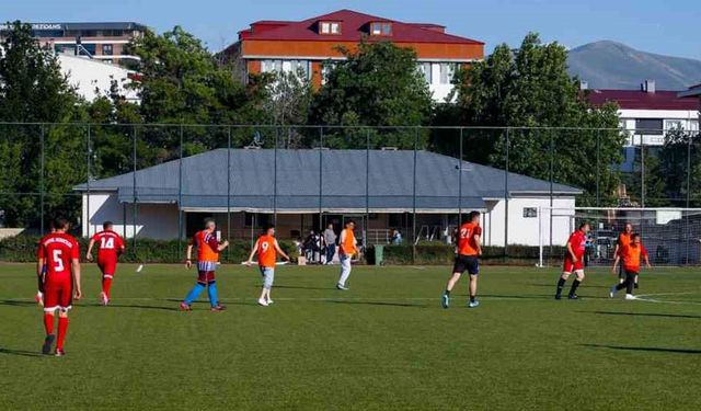 Bayburt'ta koruyucu babalar futbol turnuvasında ter döktü