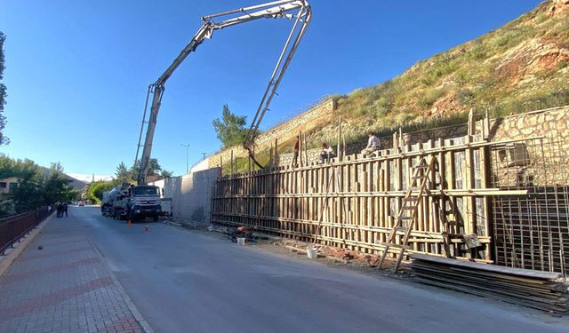 Kaleardı mahallesinde istinat duvarı çalışması