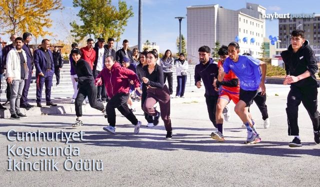 Bayburt Üniversitesi Öğrencisi Cumhuriyet Koşusu'nda İkinci Oldu!