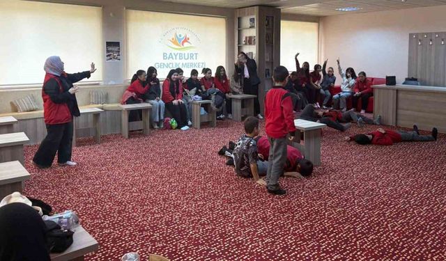 Bayburtlu Öğrenciler "Okullar Merkezimde" Projesiyle Gençlik Merkezi'nde