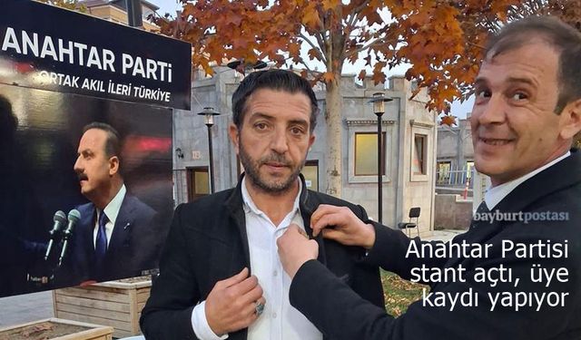 Anahtar Partisi Bayburt’ta stant açarak vatandaşlarla buluştu
