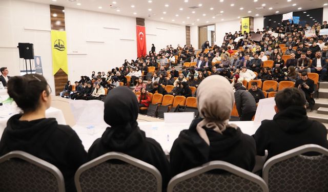 Bayburt'ta Gençler Münazarada Karşılaştı: "Eğitimde Teknoloji mi, Öğretmen mi?"