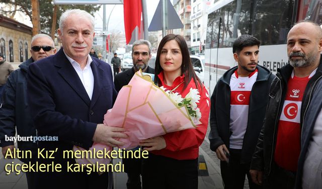 Bayburt’un Gururu Elif Nur Turhan, çiçeklerle karşılandı