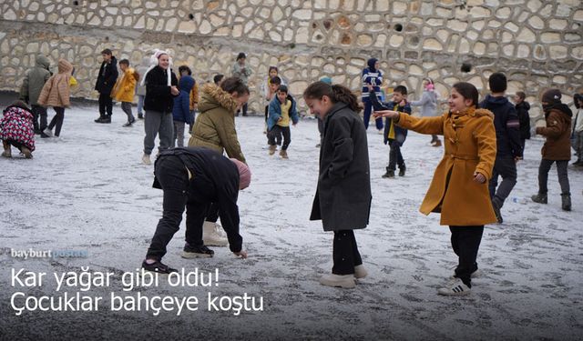 Bayburt’a Mevsimin İlk Karı Düştü: Çocuklar Okul Bahçesinde Kar Keyfi Yaptı