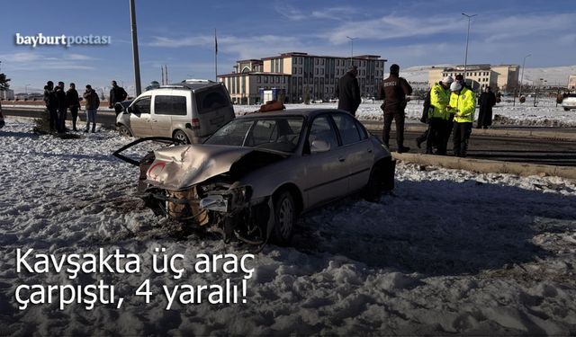 Bayburt’ta Zincirleme Kaza: Kavşakta Üç Araç Çarpıştı, 4 Yaralı!