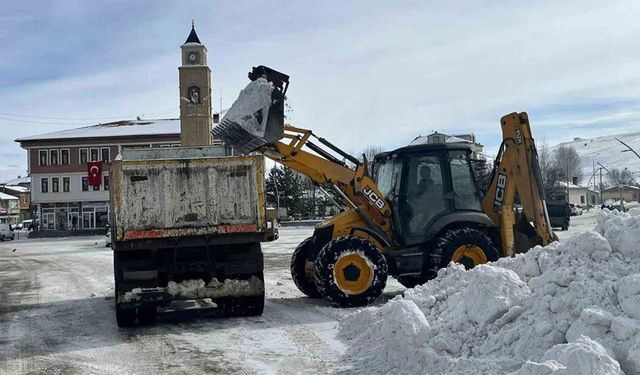 Bayburt’un ilçe ve beldelerinde kar mesaisi