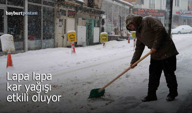 Bayburt beyaz örtüyle kaplandı: Lapa lapa kar yağışı etkili oluyor