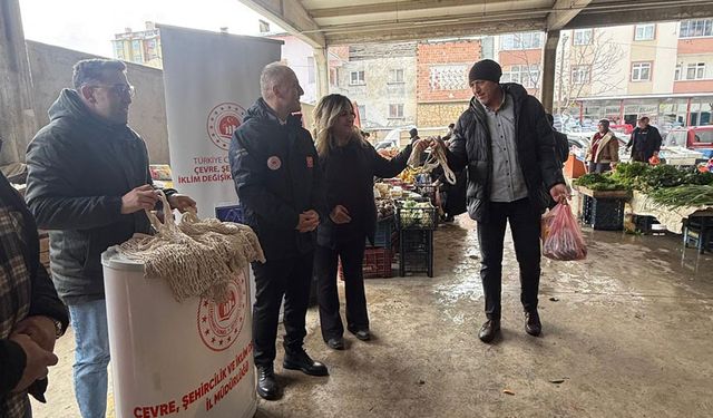 Bayburt Pazarında Sıfır Atık Seferberliği: Vatandaşlara Pazar Filesi Dağıtıldı