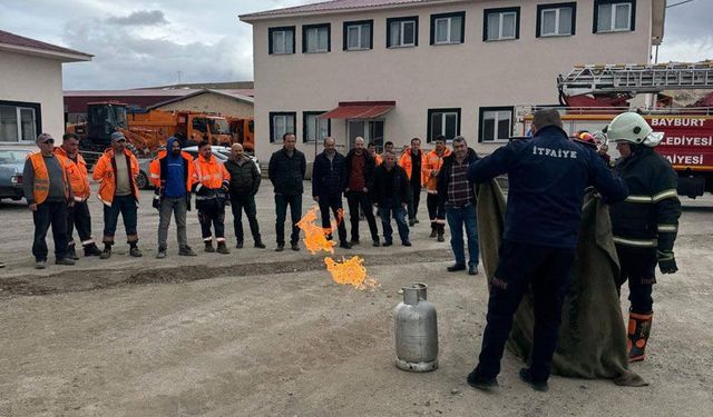 Bayburt’ta Karayolları personeli yangın eğitiminden geçti