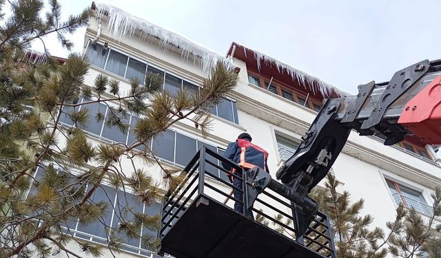 Bayburt Belediyesi buz sarkıtlarını temizledi