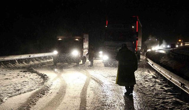 Kop Dağı Geçidi’nde kar ve tipi ulaşımı aksattı