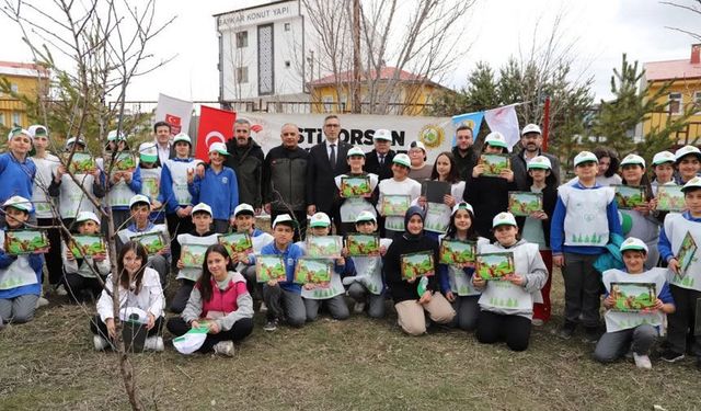 Bayburt’ta Minik Eller Fidanları Toprakla Buluşturdu