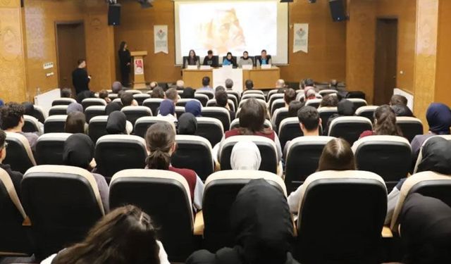 Bayburt’ta öğrenciler Sait Faik Abasıyanık’ı panelde anlattı