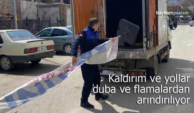 Bayburt’ta kaldırımlar duba ve flamalardan arındırılıyor