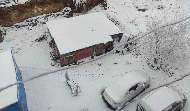 Demirözü’nde nisan sürprizi: İlçe beyaza büründü