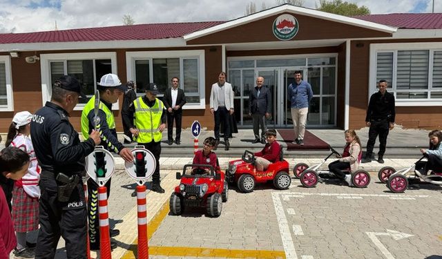 Aydıntepe’de öğrenciler trafik kurallarını uygulamalı öğrendi