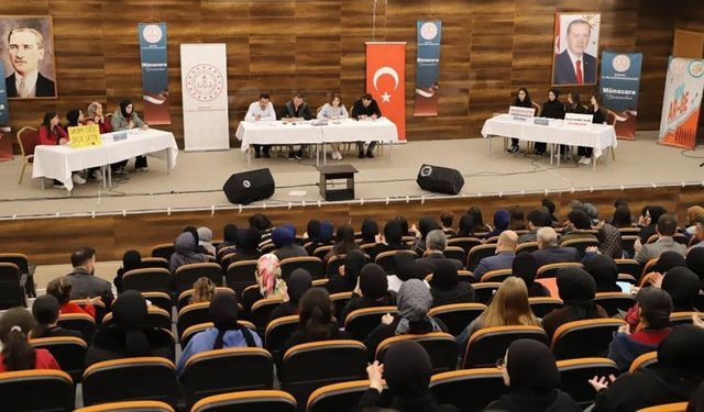 Bayburt’ta liseler arası münazara heyecanı
