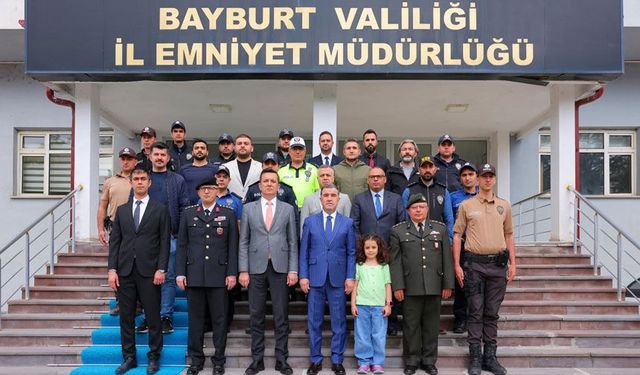 Bayburt’ta bayram nöbetindeki güvenlik güçleriyle bayramlaşıldı