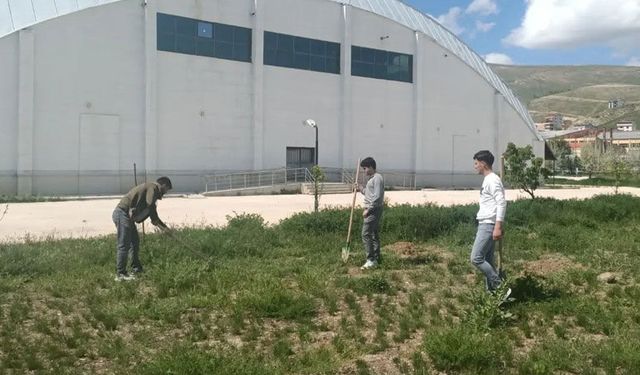 Bayburt’ta öğrenciler ‘Yeşil Vatan’ için fidan dikti