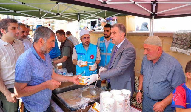 Bayburt’ta vatandaşlara aşure ikramı