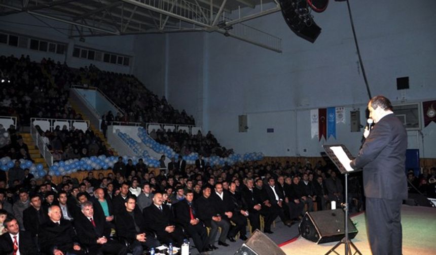 Kapalı Spor Salonu’nda gerçekleşen program Kur’an-ı Kerim okunmasıyla başladı. Programda bir konuşma yapan Bayburt Şehit Osman Eğitim Bilim Kültür ve Sanat Derneği Başkanı Abdullah Şağban, “Her yıl gerçekleştirilen ‘Muhabbet Geceleri’ etkinliğinin 2014 yılı temasının “Gençlik ve Aile” olarak belirlendiğini söyledi.