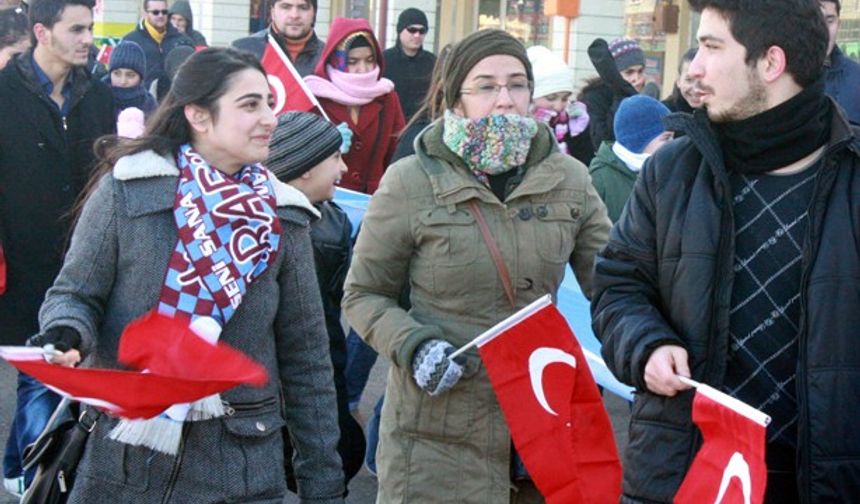 Yürüyüşe katılan vatandaşlar ve öğrenciler ellerinde Türk bayrakları ve günün önemini anlatan çeşitli pankartlar taşıdı.