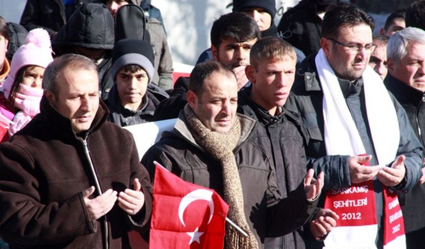 Bayburt Gençlik Hizmetleri ve Spor İl Müdürlüğü tarafından düzenlenen yürüyüş Gençlik Merkezi önünde başlayıp, hükümet konağında son buldu. Yüzlerce vatandaşın katıldığı yürüyüşün son durağı olan hükümet konağında Kuran’ı Kerim okunarak dualar edildi.