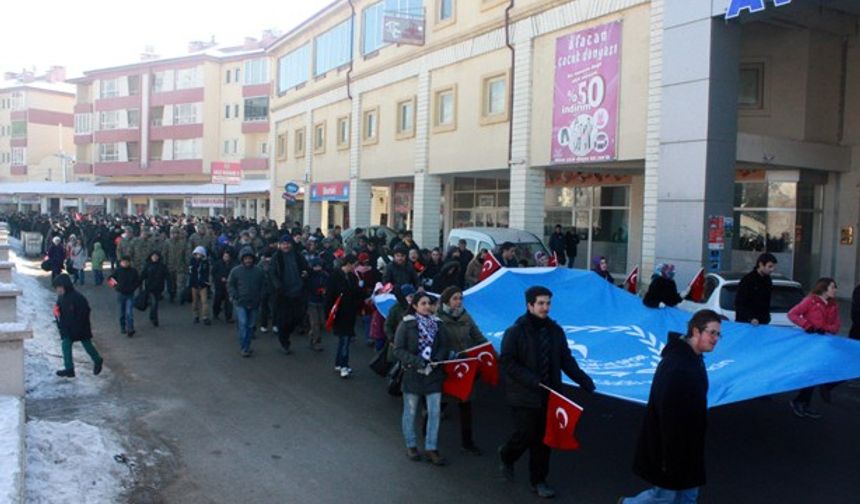 Sarıkamış Harekatı'nda donarak şehit olan 90 bin askerin anısına Bayburt’ta yürüyüş düzenlendi.