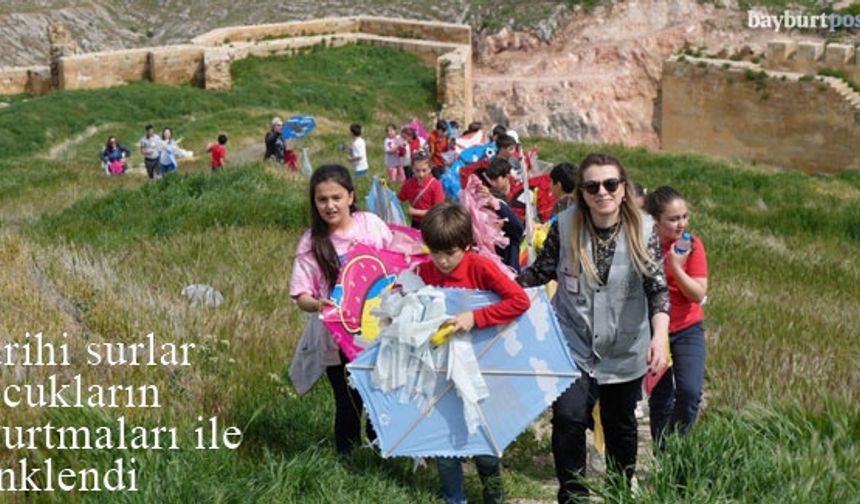 Bayburt Kalesi'nin surları çocukların uçurtmalarıyla renklendi