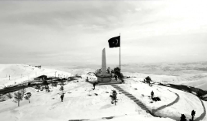 "Bir Sandığım Vardır Sırmadan Telden"