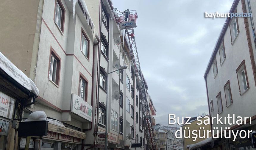 Bayburt Belediyesi buz sarkıtlarını düşürüyor