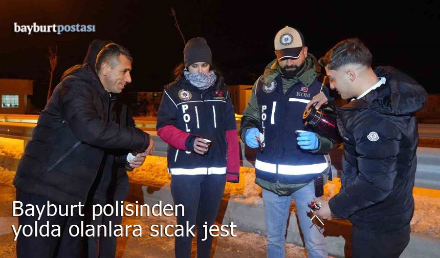 Bayburt polisinden yolda olanlara sıcak jest