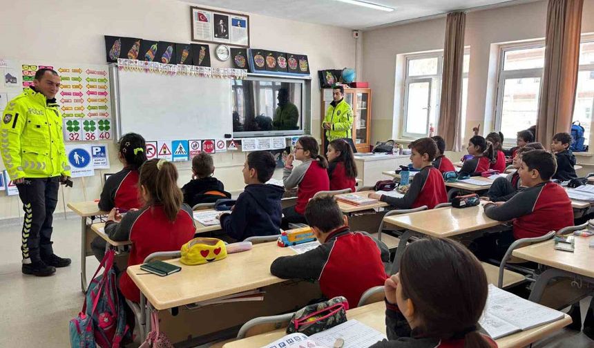 Bayburt polisinden öğrencilere trafik eğitimi