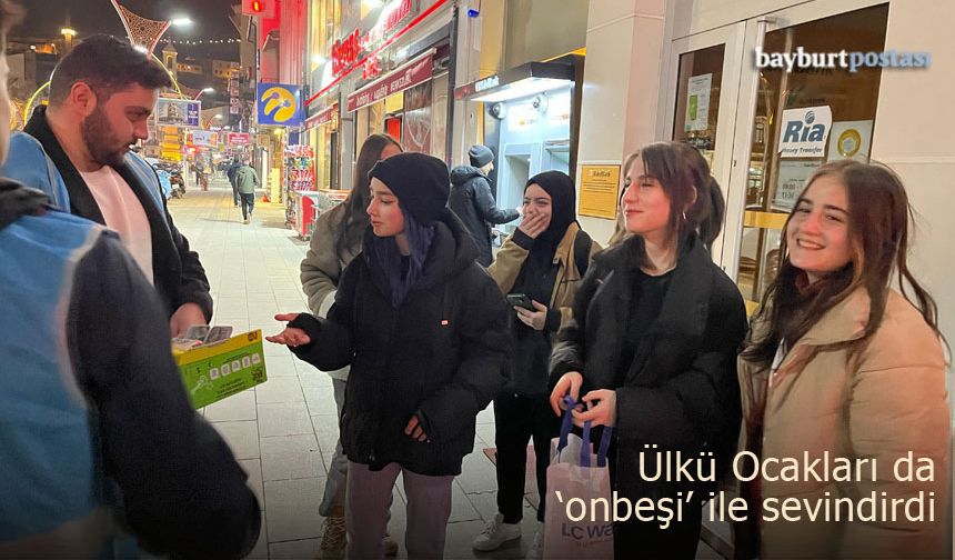 Bayburt Ülkü Ocakları çocukları 'onbeşi' ile sevindirdi