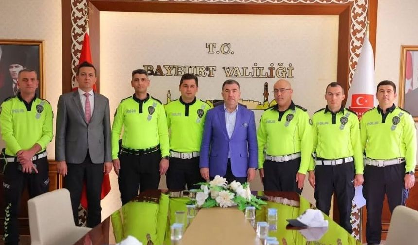 Bayburt'ta trafik polisleri başarı belgesiyle ödüllendirildi