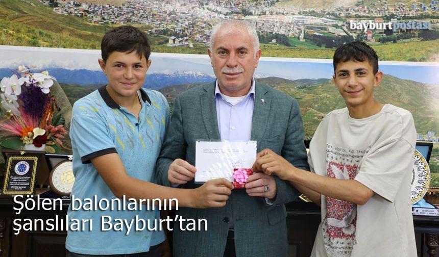 Bayburt'ta Şölen Sevinci: İkramiyeli Balonlar Gençlere Hediye Kazandırdı